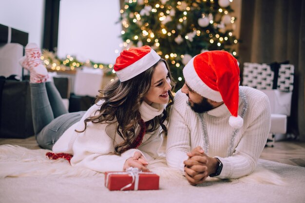 Foto una coppia di innamorati festeggia il natale