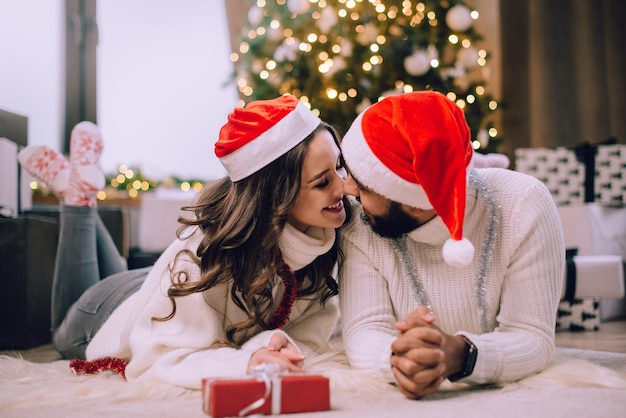 Foto una coppia di innamorati festeggia il natale