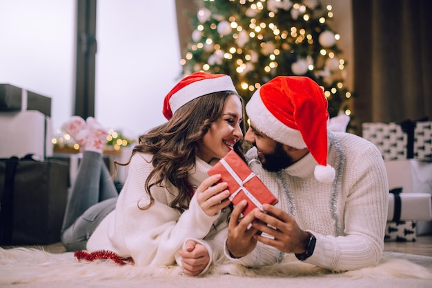 Photo a loving couple celebrates christmas