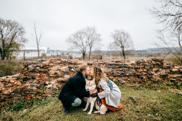 Coppia di innamorati baciarsi con husky tra loro