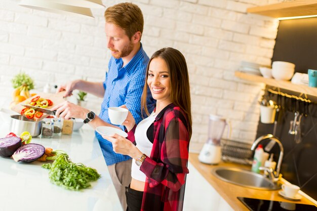 健康的な食事を準備する恋人カップル