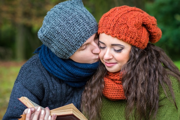 Влюбленная пара читает книгу