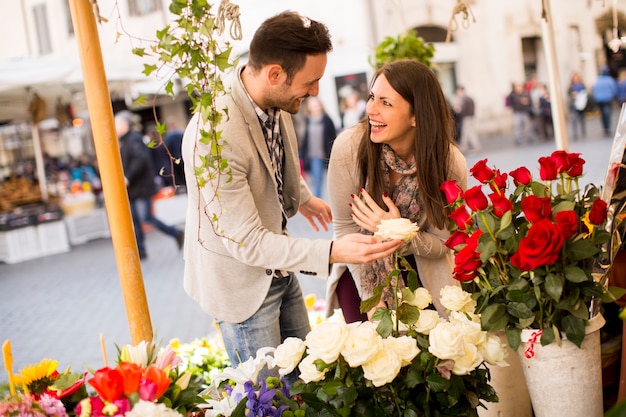 Coppie amorose che sentono l'odore delle rose a roma, italia