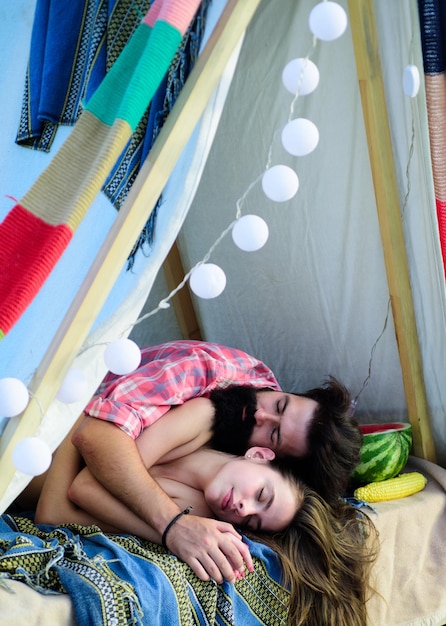 テントの中で愛するカップル。愛のキャンプでペア。幸せな男の女性の肖像画。