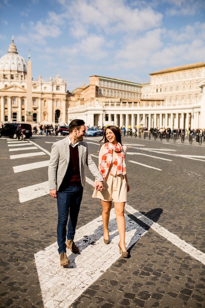 イタリアのバチカンに恋するカップル