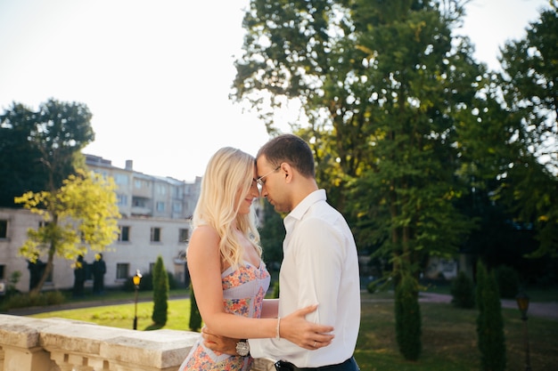 Влюбленная пара гуляет по городу