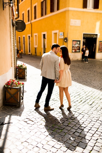 ローマ、イタリアの通りを歩く愛するカップル