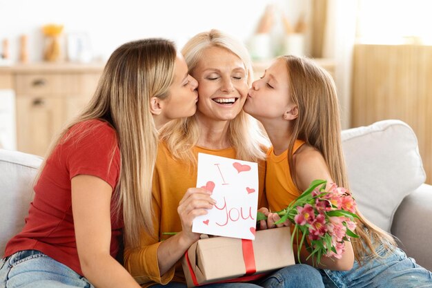 Amorevole figlia e nipote che salutano la nonna con la festa della madre