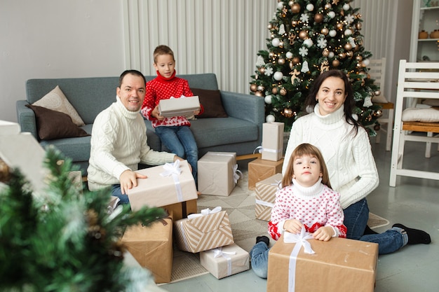 家でクリスマスを祝う愛する家族