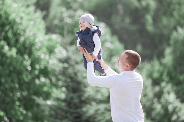 Amorevole padre e figlio in una passeggiata nel parco primaverile