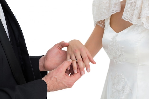 Любящий жених и невеста обмениваются обручальным кольцом