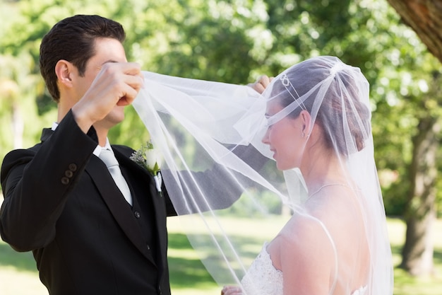 写真 花婿を庭で披露することを愛する新郎