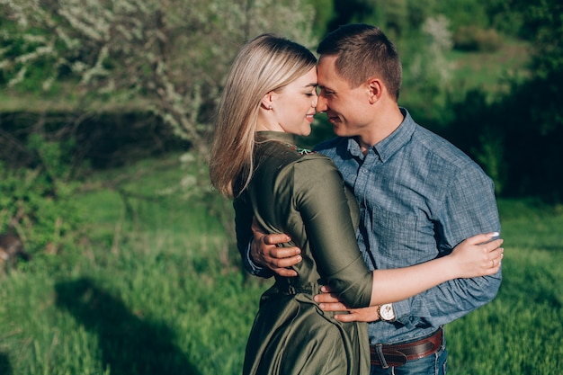 自然の中で愛する男と女のキス。屋外の物語を愛します。