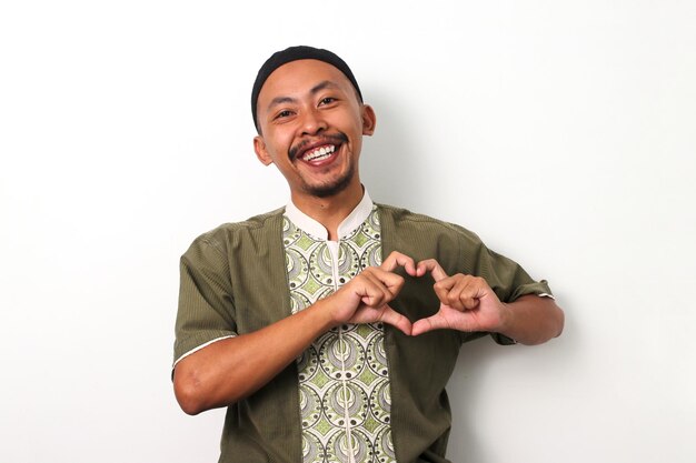 愛するインドネシアのムスリム男 心のジェスチャー