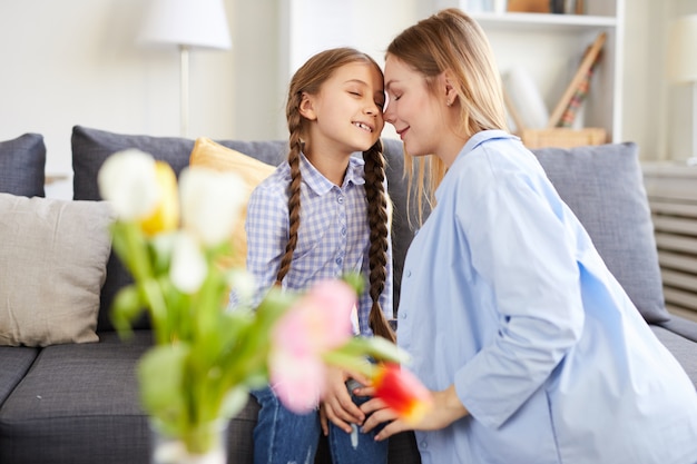 Madre amorevole coccole bambino