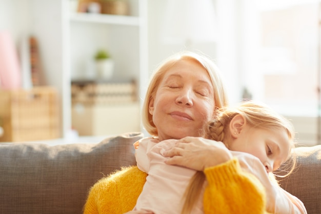 Madre amorevole che abbraccia figlia