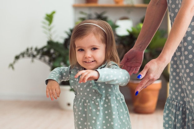 Madre amorevole che gioca figlia carina