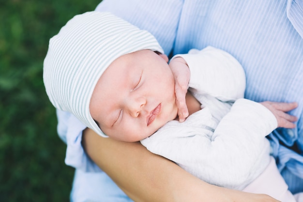 Photo loving mother with her newborn baby on her arms beautiful mom with a newborn child on nature