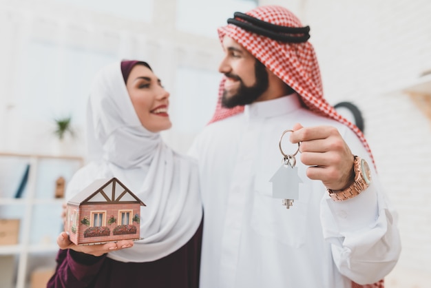 Foto coppia di innamorati musulmani con chiavi di casa dream home.