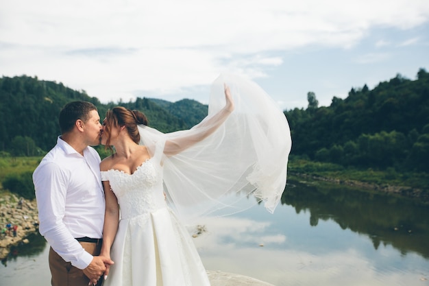 写真 愛する結婚式のカップル、男性と女性