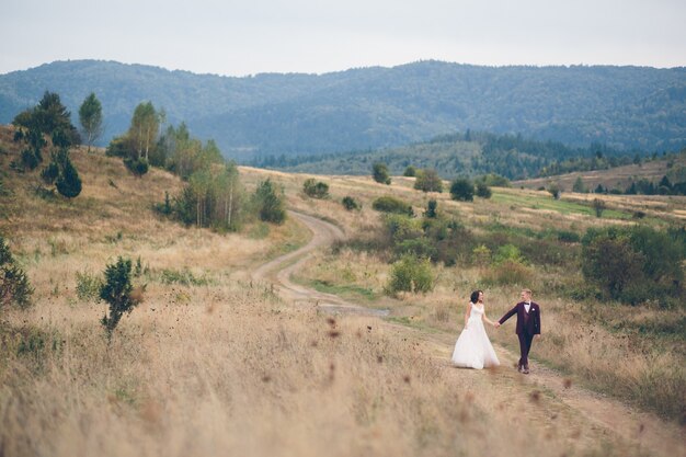 山で愛する結婚式のカップル