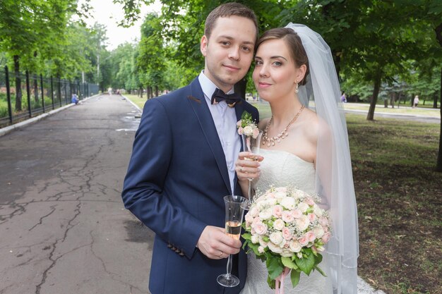 愛情のある結婚式のカップルの屋外