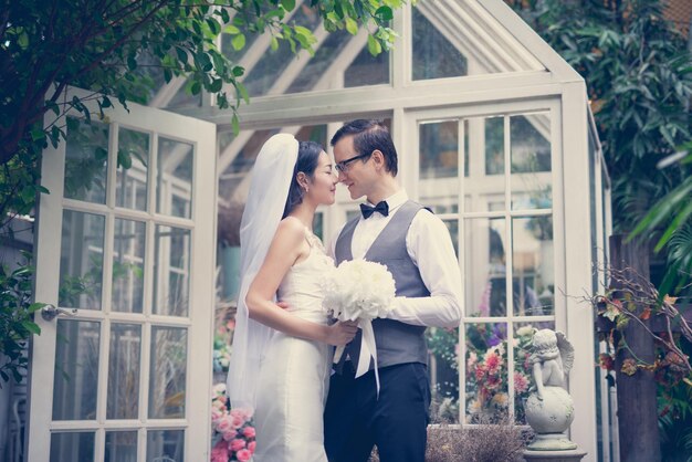 写真 裏庭に立っている愛する結婚カップル