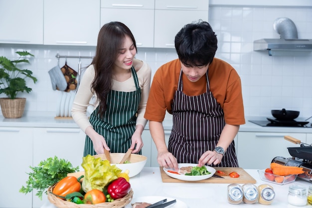 アジアの若い人たちを愛し楽しく立って楽しい料理を楽しんで野菜肉パンを調理しキッチンに立ってコンドミの生活や家... 続きを読む →