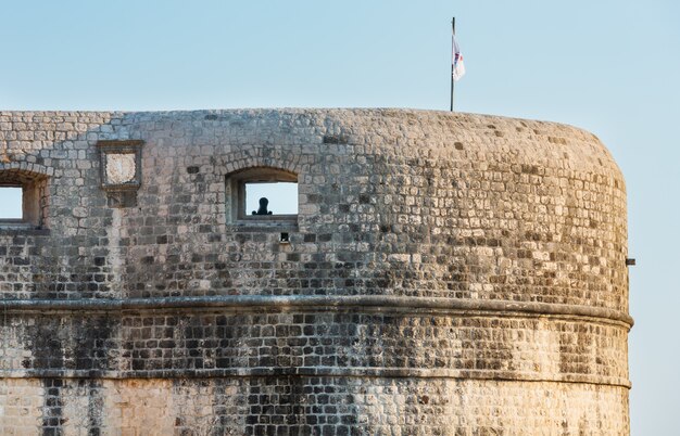 Lovrijenac torenclose-up met kanon en vlag, Dubrovnik, Kroatië