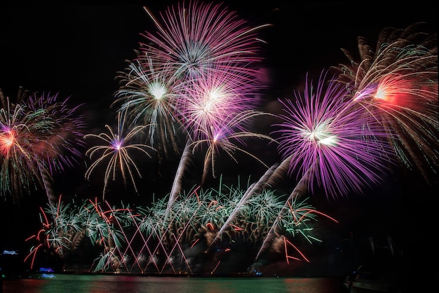 Foto vista angelo basso di spettacolo di fuochi d'artificio di notte