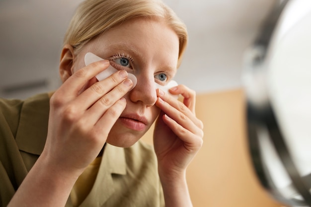 写真 セルフケアを実践する低角度のアルビノ女性