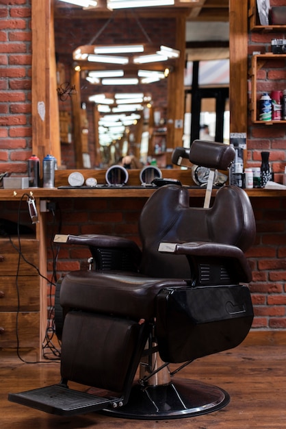 Photo low angle barber shop with leather chair