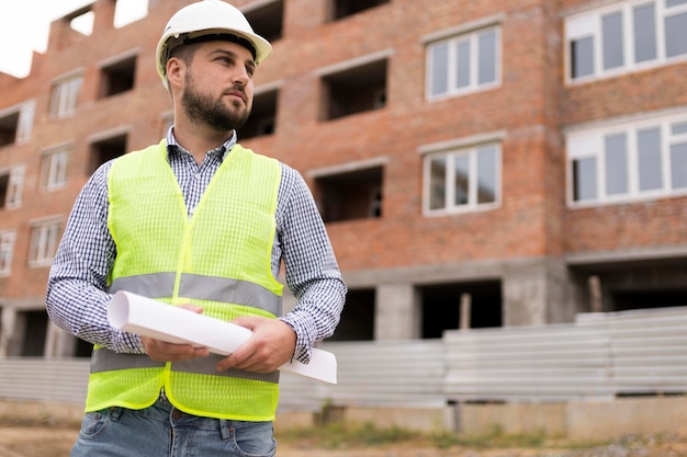 Foto progetto della holding dell'uomo del costruttore di angolo basso