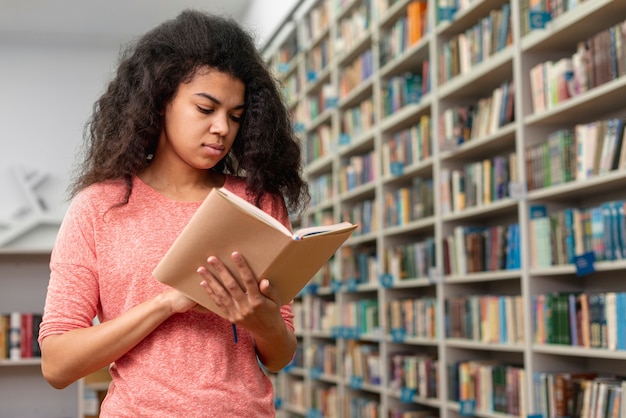 Photo low angle girl concentrated on reading