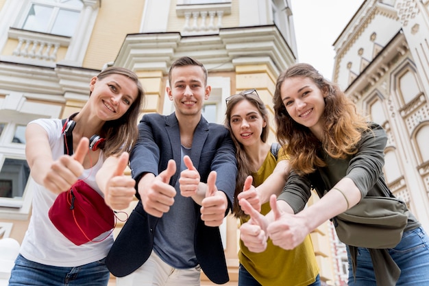 Foto gruppo di amici a basso angolo