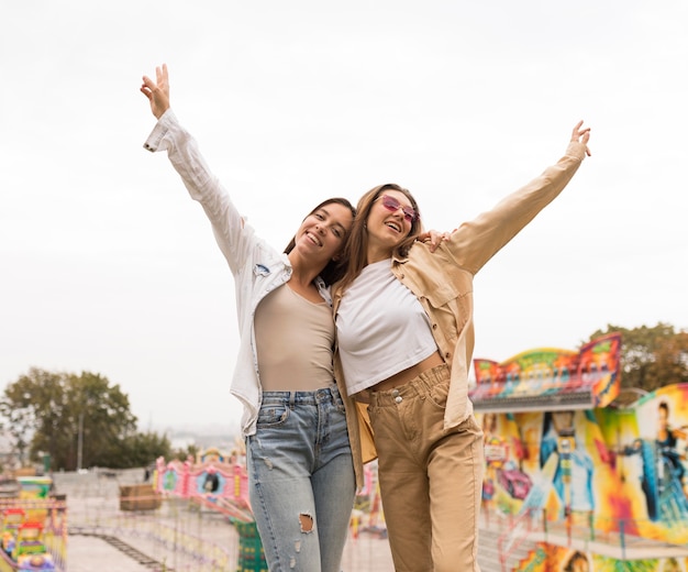 Photo low angle happy friends posing