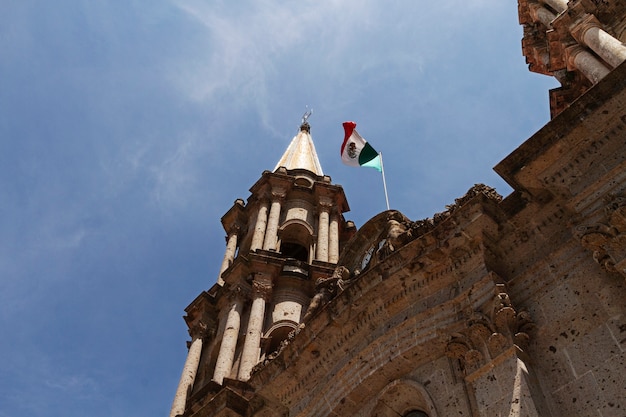 建物のあるメキシコの風景の中の低角度の生活