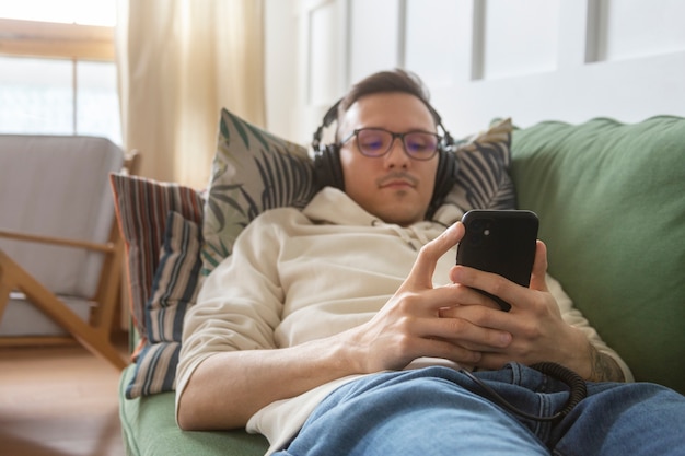 Photo low angle man laying on couch