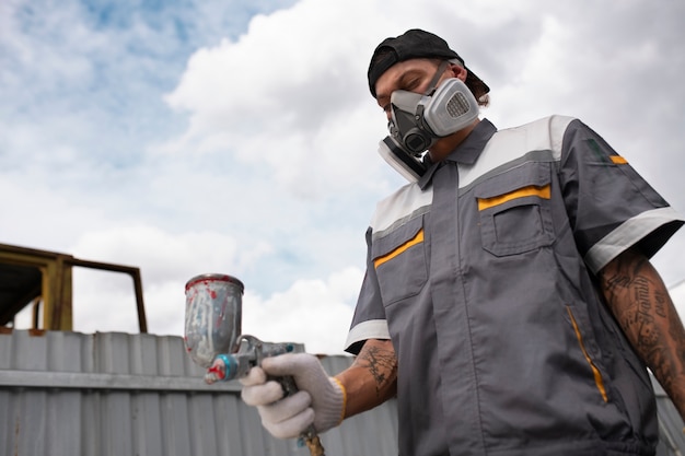 Photo low angle man working with gloves