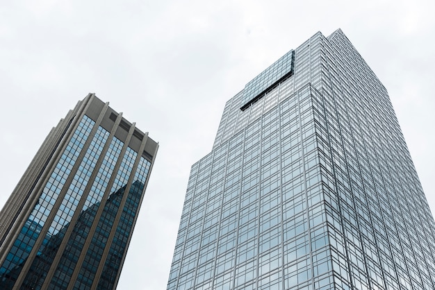 写真 低角度のモダンな高層ビル