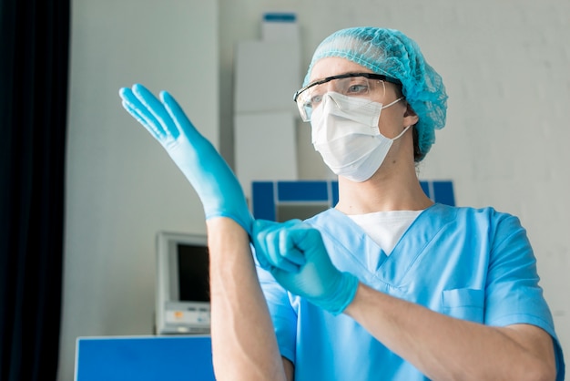 Foto infermiera di angolo basso che indossa i guanti