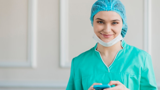 Photo low angle nurse with mobile