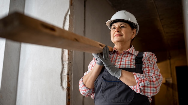 写真 ヘルメットを持つ女性の建設労働者のローアングル