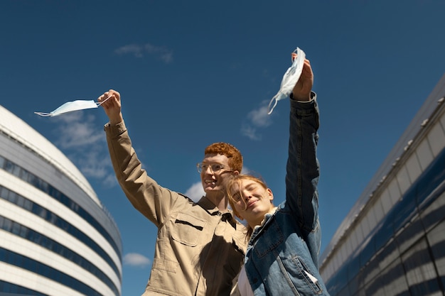 Photo low angle people mask free in city