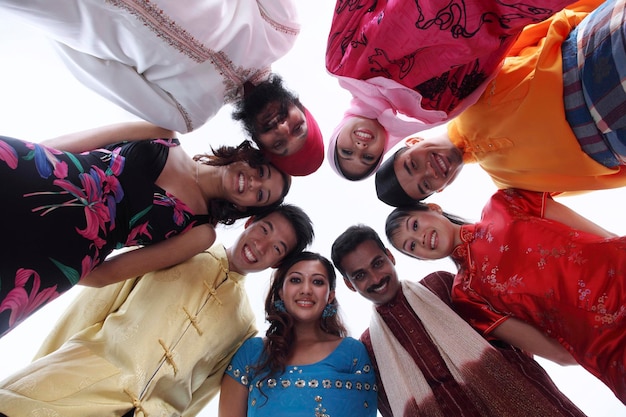 Photo low angle portrait of friends in traditional clothing against white background