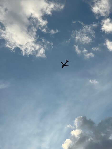 Photo low angle shot of an airplane in the sky