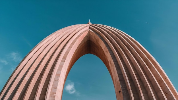 Photo low angle shot of the arc of azadi tower in tehran with blue sky