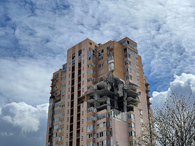 Inquadratura dal basso di un condominio distrutto dai bombardamenti di bombe nel paese con la guerra