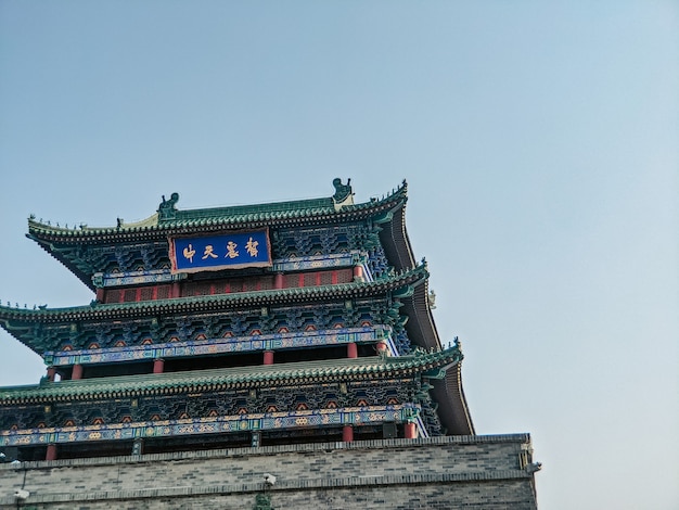 明るい空の下で歴史的な仏教寺院のローアングルショット