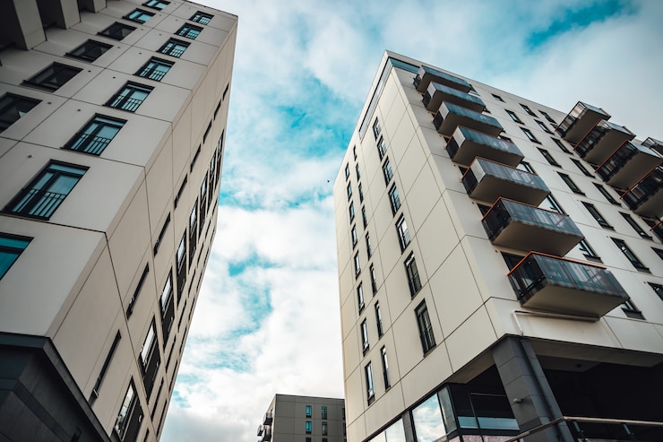 Photo low angle shot of skyscrapers, modern apartment buildings